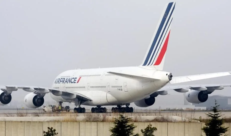 كانت قادمة من المغرب … طائرة تغيّر مسارها وتهبط اضطرارياً بمدريد