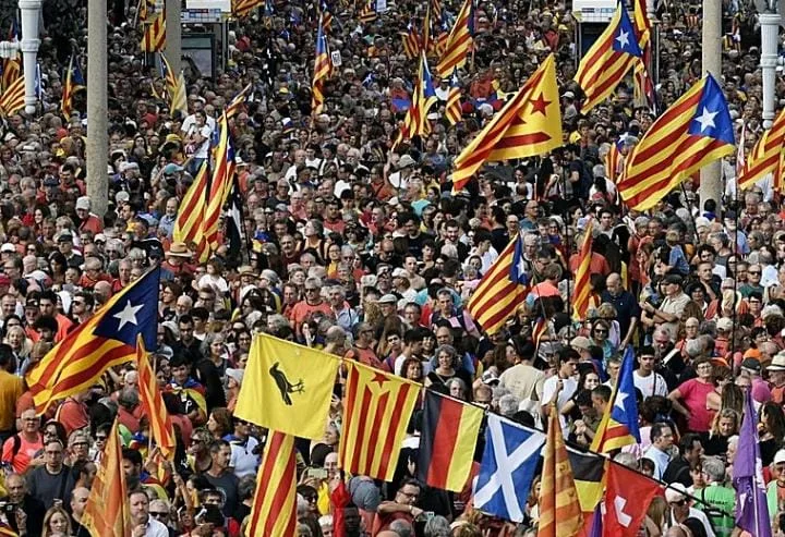 إسبانبا: تراجع نزعة الانفصال وسط شباب كتالونيا بـ20 نقطة منذ 2017