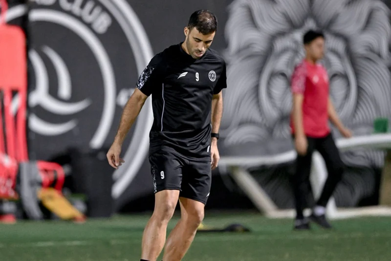 توتر بين حمد الله ومدرب الشباب السعودي يضع مستقبل المهاجم المغربي على المحك