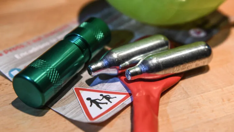 الجمارك بميناء طنجة المتوسط تحبط أكبر محاولة لتهريب “غاز الضحك”