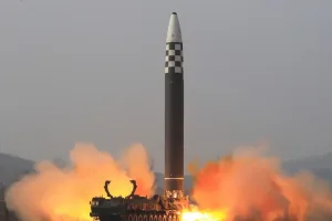 كوريا الشمالية تطلق صاروخا بالستيا في ظل تصاعد التوتر الإقليمي