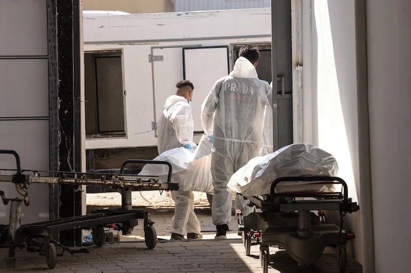 تسلم مستشفى ناصر بغزة 15 جثماناً ضمن صفقة تبادل مع إسرائيل