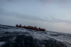 مأساة جديدة قبالة السواحل الليبية.. غرق عشرات المهاجرين وإنقاذ سبعة بعد ستة أيام في عرض البحر