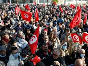 آلاف التونسيين يتظاهرون في قلب العاصمة احتجاجًا على القمع وتدهور الأوضاع الاقتصادية