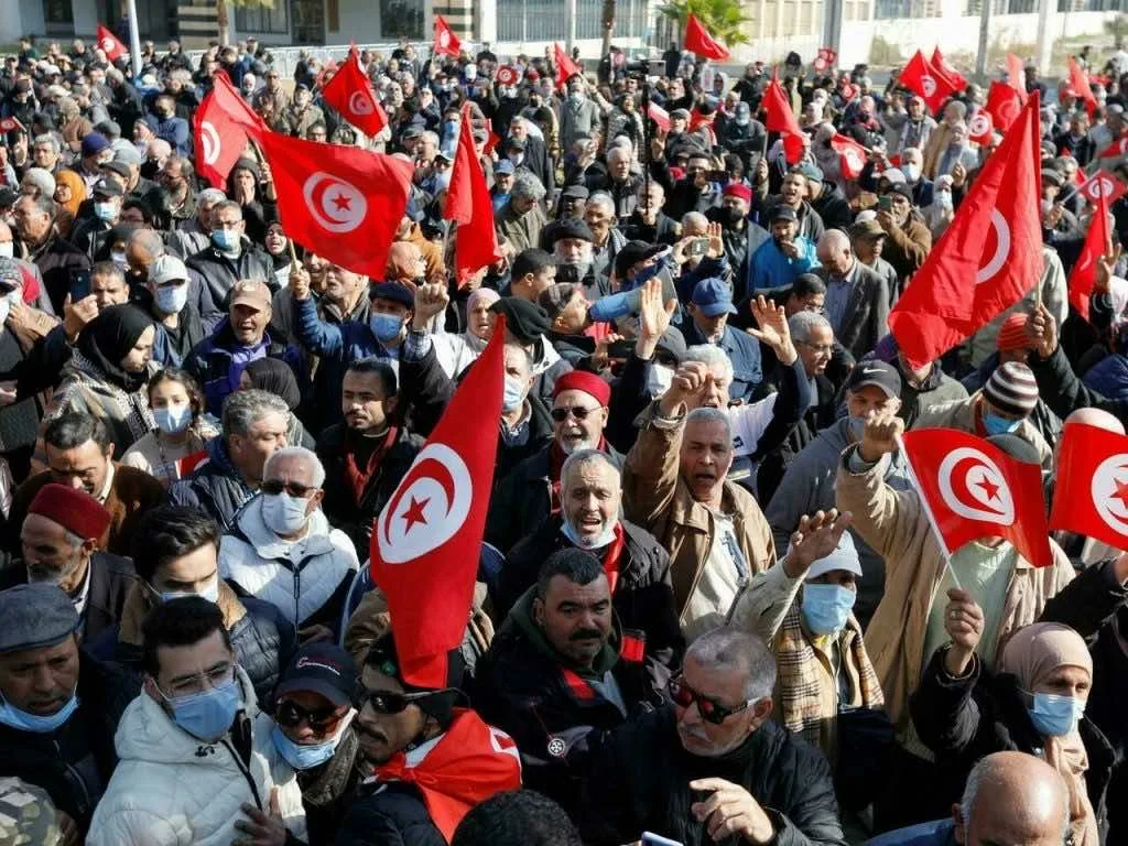 آلاف التونسيين يتظاهرون في قلب العاصمة احتجاجًا على القمع وتدهور الأوضاع الاقتصادية