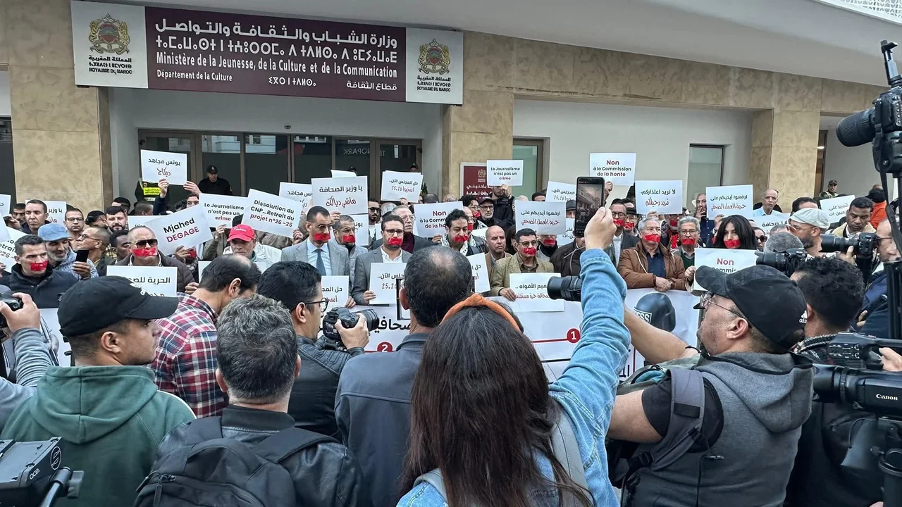 الرباط :    حكومة تُشرّع على المقاس وناشرون يستفيدون :     كيف جرى تفصيل قانون الصحافة لخدمة لوبيات المال والتشهير ؟