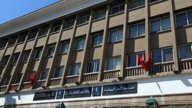 غياب نائب عمدة الدار البيضاء يفجر انتقادات داخل لجنة تتبع مركب محمد الخامس