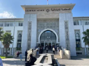 إغلاق الحدود في وجه مؤثرتين وزوجيهما بطنجة بعد اتهامات بالاعتداء على حارس عمارة