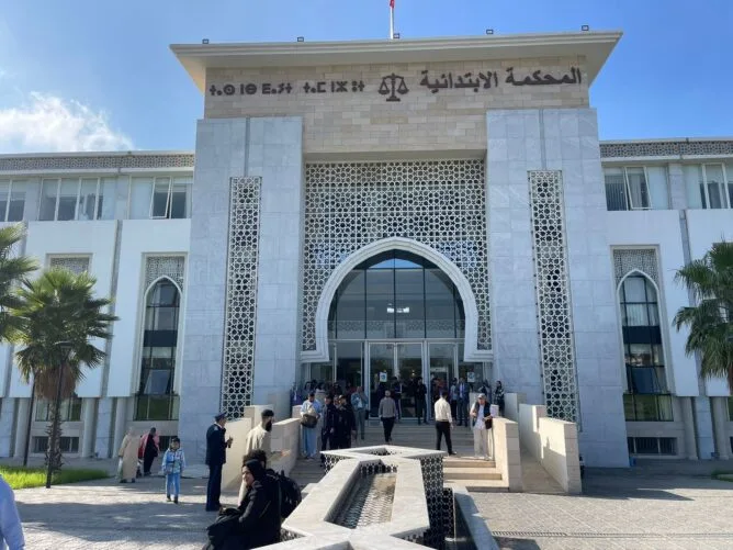 إغلاق الحدود في وجه مؤثرتين وزوجيهما بطنجة بعد اتهامات بالاعتداء على حارس عمارة