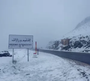 إغلاق ممر “تيشكا” بين مراكش وورزازات بسبب كثافة الثلوج
