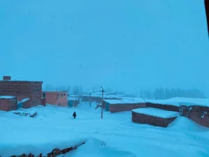 إقليم ميدلت : الثلوج تعزل دوار “تيلمي” وتثير استغاثة السكان