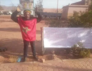 رغم حيازته رخصة سارية… بائع متجول يحتج بعد مصادرة وحرق أدوات عمله بتنغير