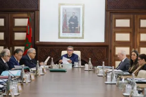 الحكومة تصادق دعم 500 درهم شهرية للأطفال اليتامى ونزلاء مراكز الرعاية