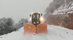 ثلوج خنيفرة ترسم لوحة بيضاء تبعث الأمل وتنعش السياحة الجبلية