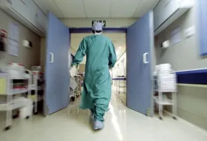 أسعار الأدوية والمصحات الخاصة تحت مجهر البرلمان بعد تساؤلات حول غلاء العلاج وغياب الشفافية