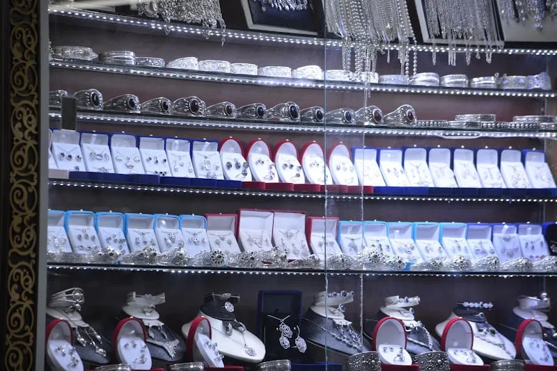 الفضة تستعيد جزءاً من خسائرها بعد أكبر هبوط يومي في خمس سنوات