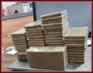 شرطة الداخلة توقف شخصين بتهمة ترويج المخدرات وتحجز خمسة كيلوغرامات من الشيرا