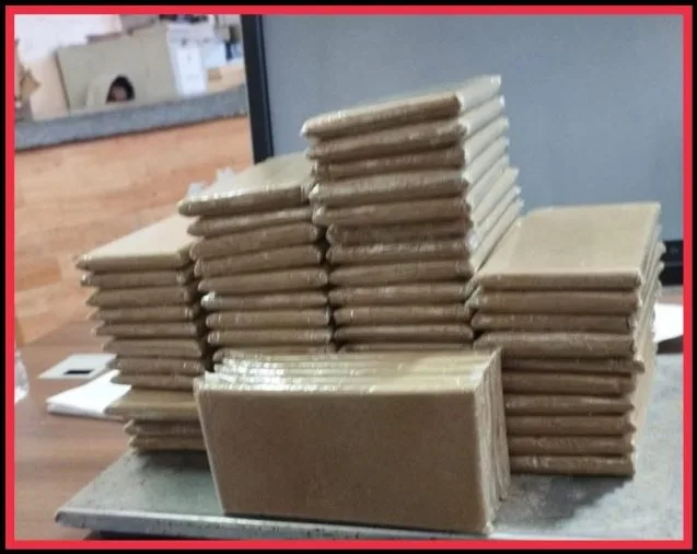 شرطة الداخلة توقف شخصين بتهمة ترويج المخدرات وتحجز خمسة كيلوغرامات من الشيرا