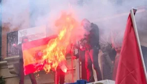 إحراق العلم الإسباني في قلب بلباو… حين يُعاد تسويق الفوضى باسم “الاستقلال”