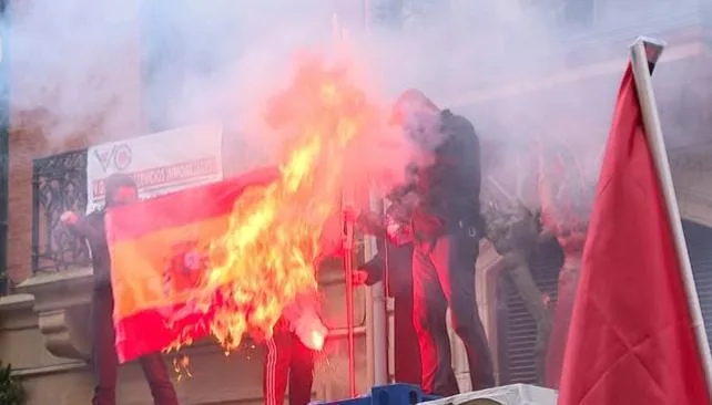 إحراق العلم الإسباني في قلب بلباو… حين يُعاد تسويق الفوضى باسم “الاستقلال”