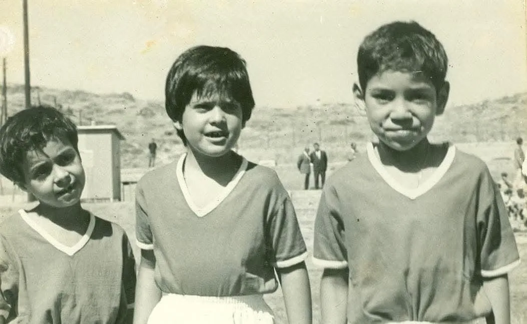 الأمير هشام يفتح قلبه لمحبي كرة القدم بمناسبة افتتاح كأس إفريقيا للأمم وينشر صورة مع الملك تعود لسنة 1968