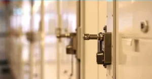 السجون الهولندية في حالة «كود أسود» … حين تعجز الزنازين عن احتواء العدالة