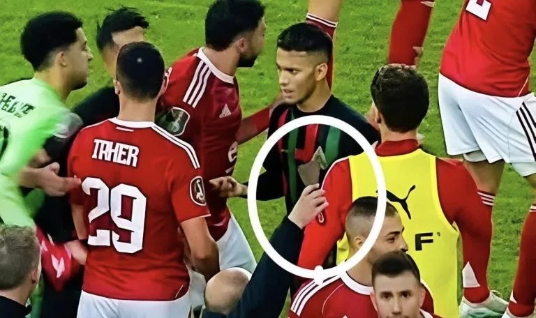 الكاف يعاقب الجيش الملكي بحرمانه من الجمهور وغرامة مالية ثقيلة بعد أحداث مباراة الأهلي