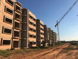 تقديم شقيقين منعشين عقاريين بتهمة النصب على 500 أسرة بمليارات الدراهم