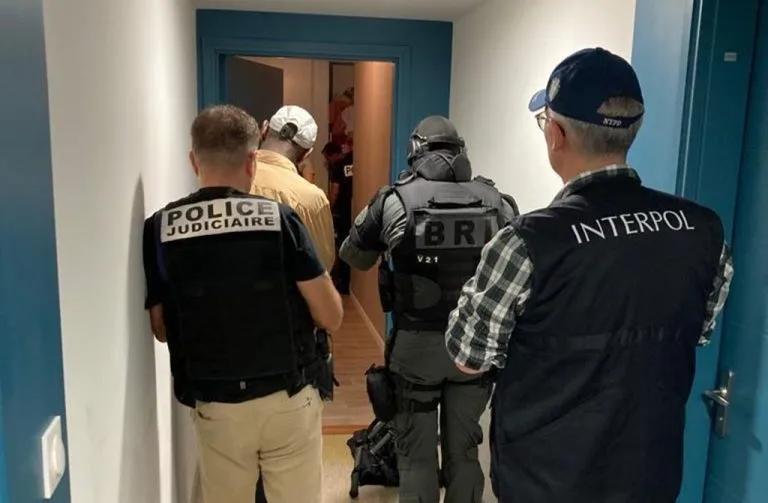 تعثر في مسطرة تسليم طبيب فاس المتهم بقتل زوجته واستمرار التحقيقات بين الرباط وباريس