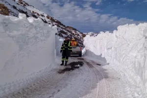 ثلوج تيزي نايت أحمد تشل الحركة وتنفير تعبّئ آلياتها لفك العزلة عن إغيل نمكون