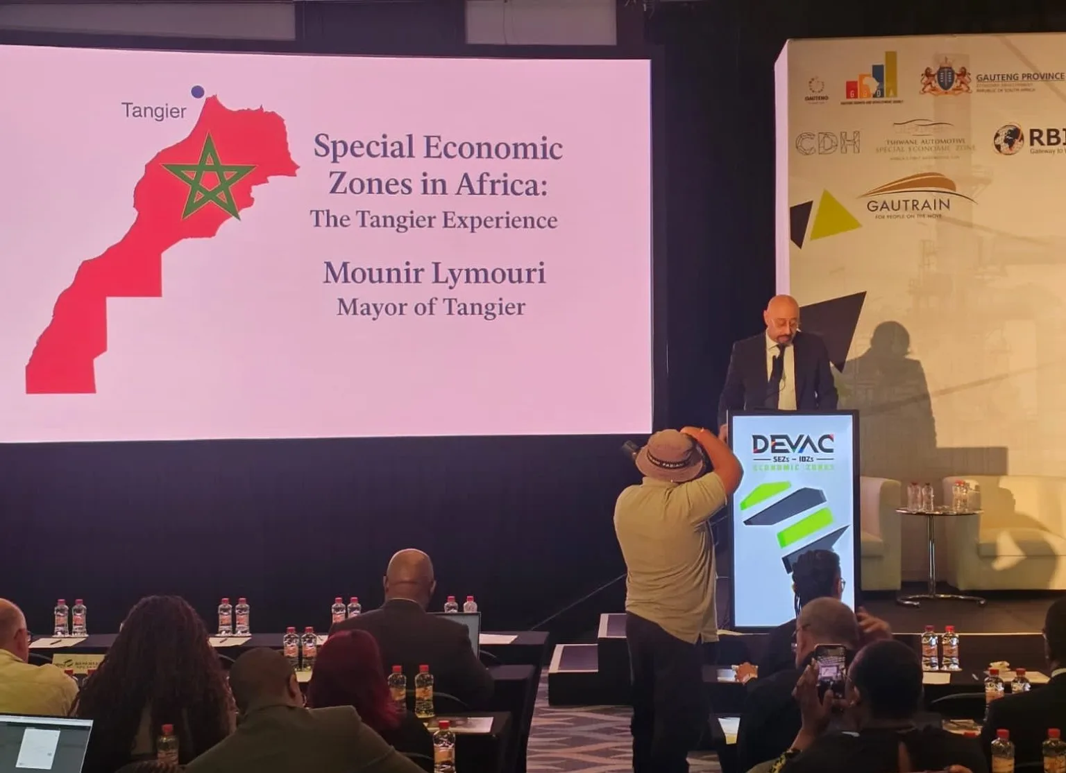 رئيس جماعة طنجة يثير الجدل الدولي ومصير “ملعب بادل” يهدد منصبه