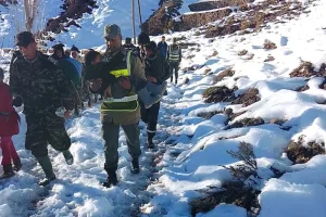 نجدة عاجلة لعائلات الرحل بأيت يحيى إثر تساقطات ثلجية كثيفة