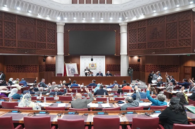 مجلس النواب يصادق على قانون مالية 2026 مع تخفيض كبير في رسوم استيراد الهواتف