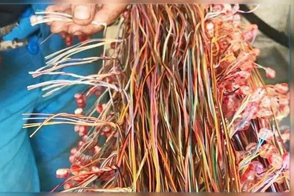 سرقة الأسلاك النحاسية تُغضب سكان “حي البستان تاويمة” وتُعطل خدمات الاتصالات والأنترنت