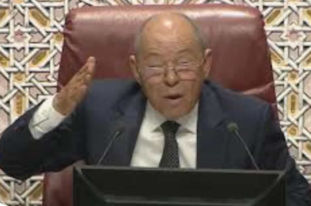 فضيحة في مجلس النواب :     وزير العدل يقربل الغرفة ، ورئيس الجلسة في حالة غريبة وسط صراخ وكلمات نابية !