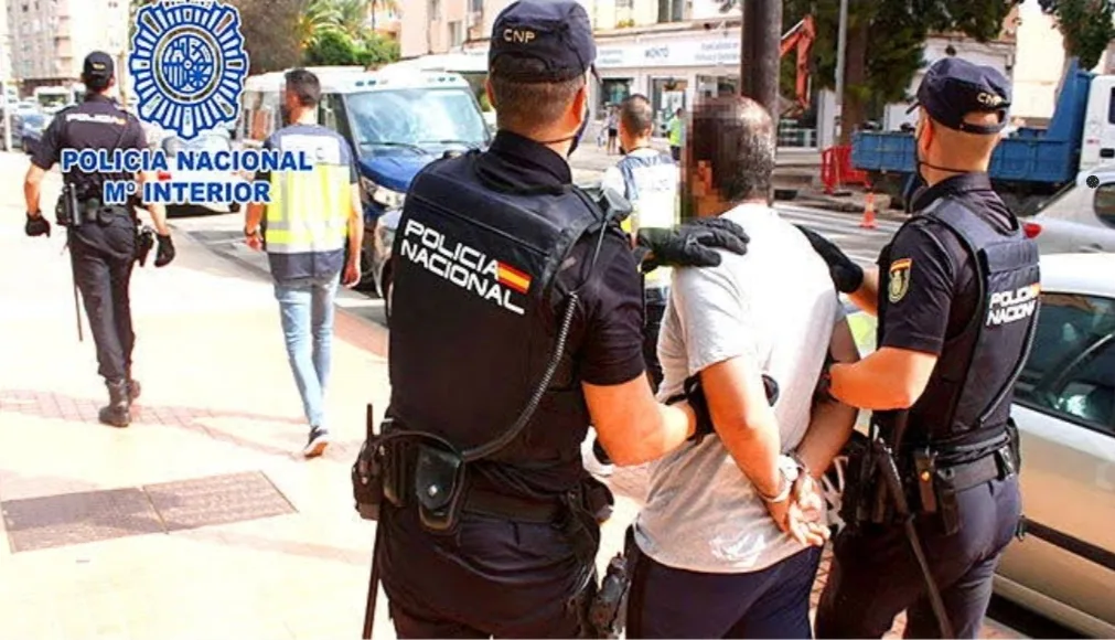 طفلة تصل بلباو وحيدة … والشرطة الإسبانية توقف زوجين مغربيين في مطار لويّو !