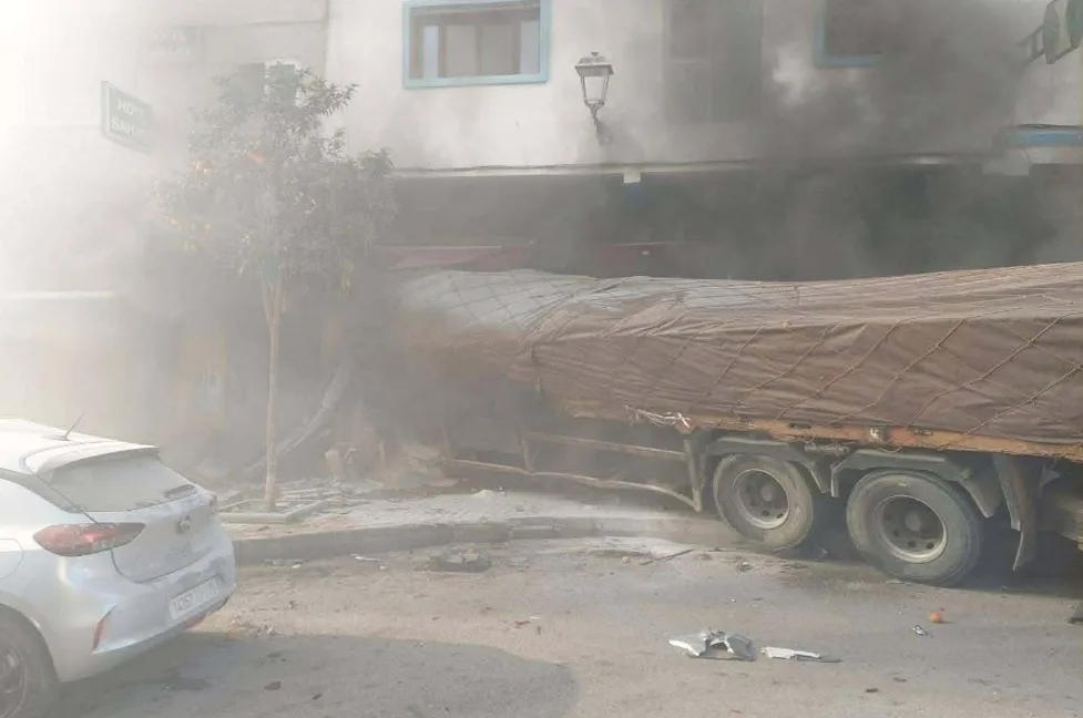 الفنيدق :   السلطات تفتح بحثا قضائيا في ظروف دهس شاحنة ضخمة لعمارتين وسقوط قتلى وجرحى