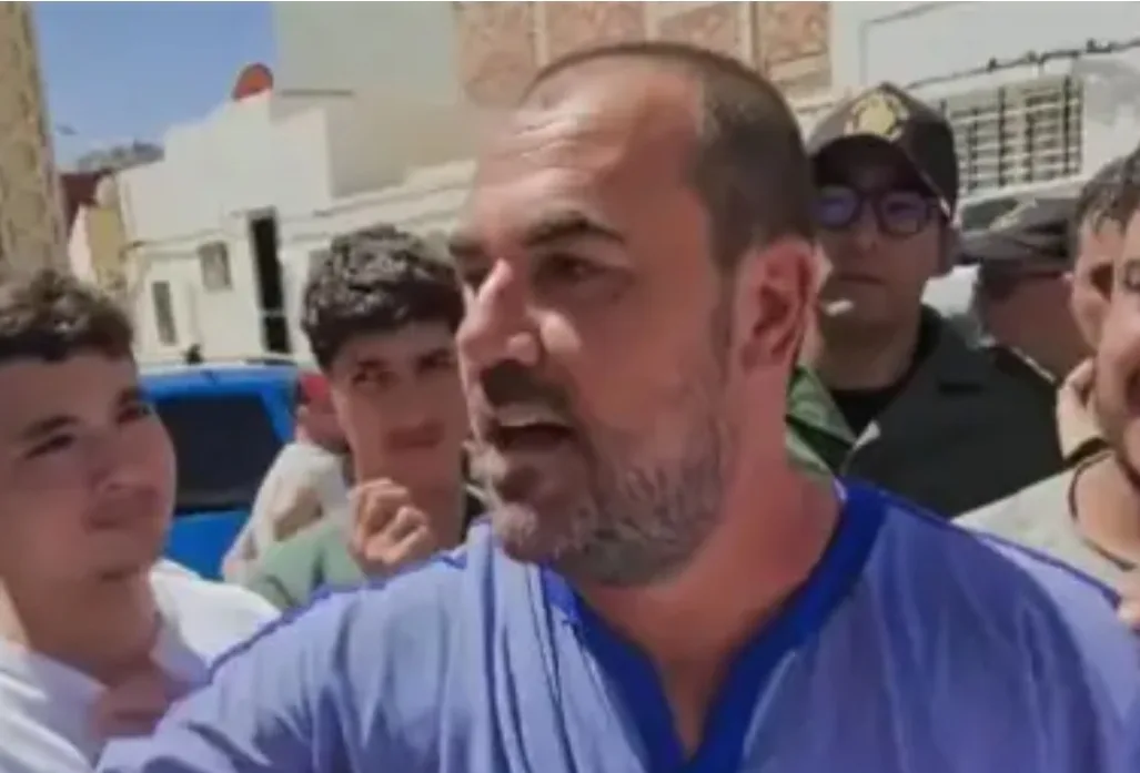 ناصر الزفزافي يدخل في إضراب عن الطعام والماء بالسجن إحتجاجا على التقصير في حمايته من الموت