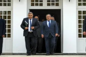 الناظور :     وزير الداخلية يقود سيارة ليلا للتجوال في شوارع المدينة لرصد عثرات التنمية