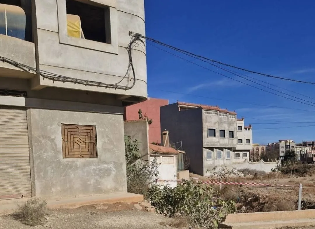 الحسيمة :    من بني بوعياش إلى إزمورن … فوضى البناء العشوائي تهدد سلامة المواطنين بالإقليم … ومطالب بفتح تحقيق عاجل