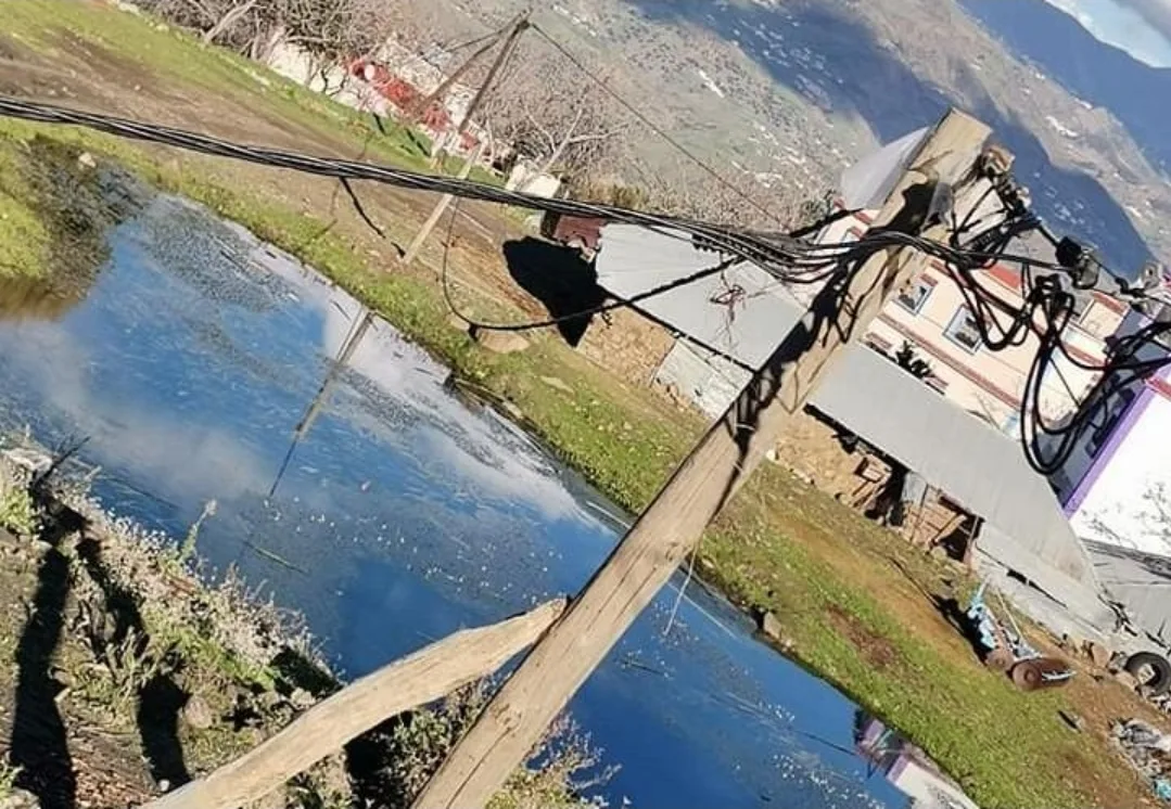 الحسيمة :     هل تنهي خرجات عامل الإقليم معاناة الساكنة مع أعمدة الكهرباء المتداعية؟