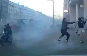 الدار البيضاء :    شغب رياضي بالسلاح الأبيض والحجارة يخلّف فوضى وخسائر في المحلات وسيارات الشرطة ويقود إلى توقيف 14 شخصًا