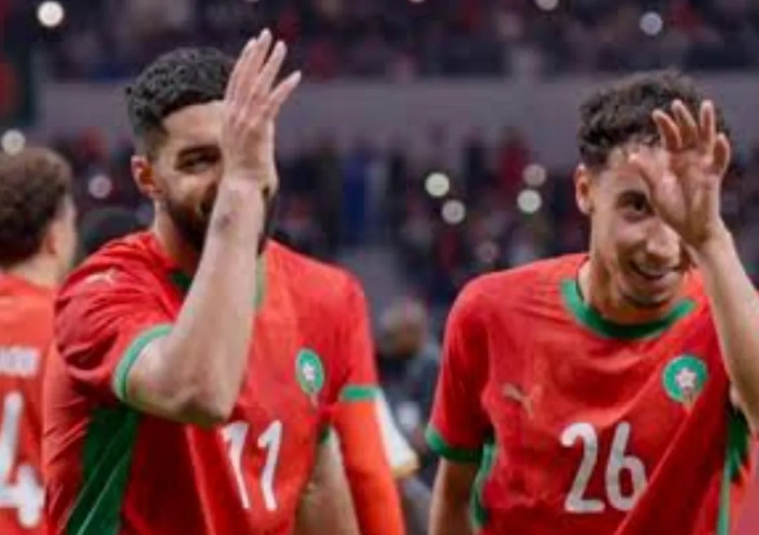 الصيباري يشعل سوق الانتقالات … نجم مغربي يخطف أنظار كبار أوروبا من قلب هولندا