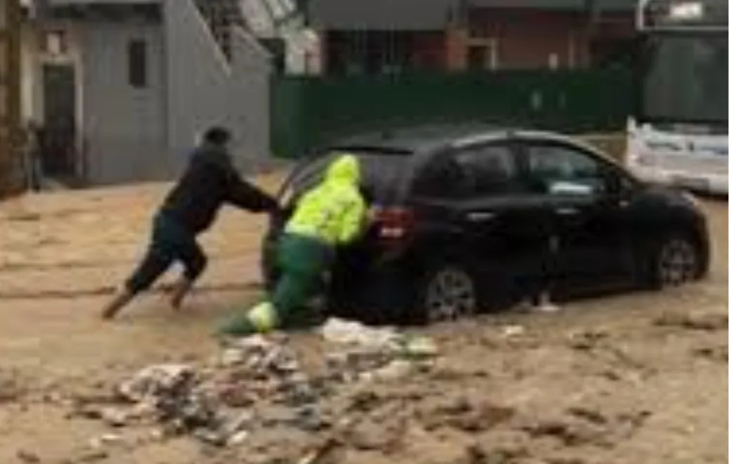 آسفي :    تعليق الدراسة 3 أيام لحماية التلاميذ من غضب الطبيعة بعد مقتل 24 شخصا جراء الفيضانات في حصيلة مؤقتة 