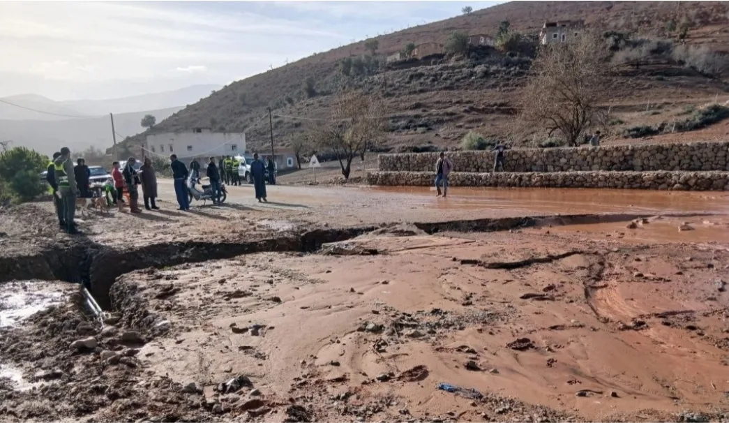 انقطاع حركة المرور على الطريق الساحلي بين الحسيمة وشفشاون بسبب الأوحال وانهيارات الصخور