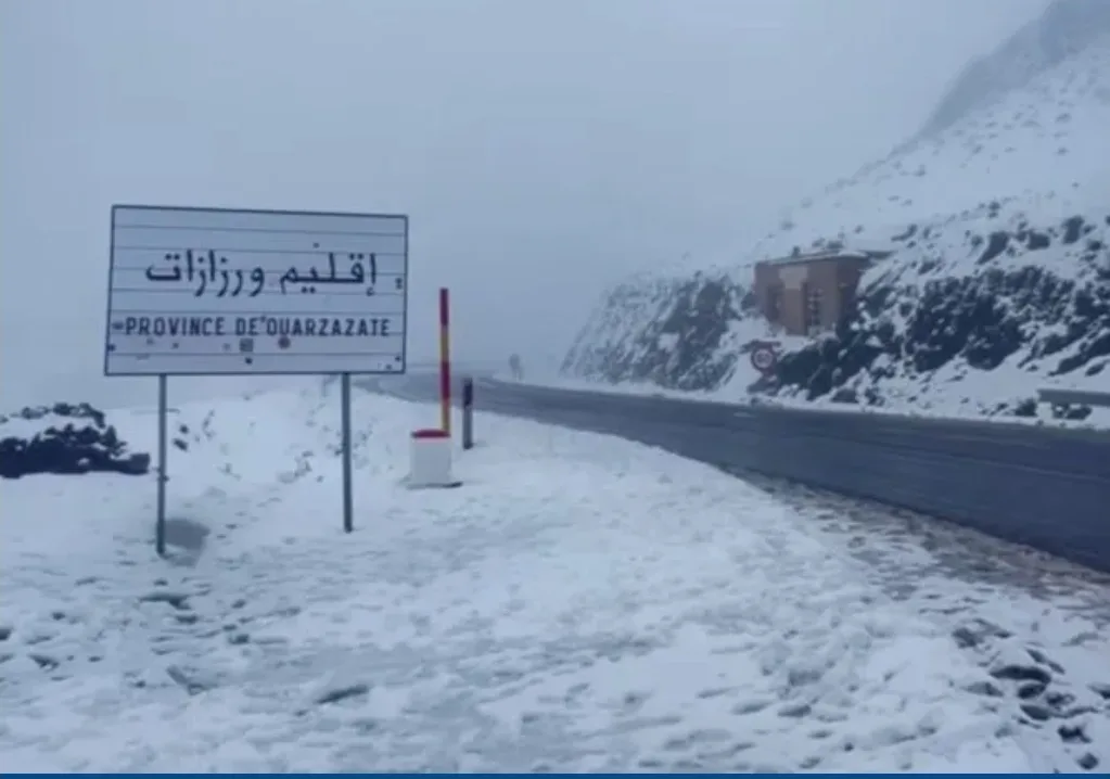 إغلاق ممر “تيشكا” بين مراكش وورزازات بسبب كثافة الثلوج