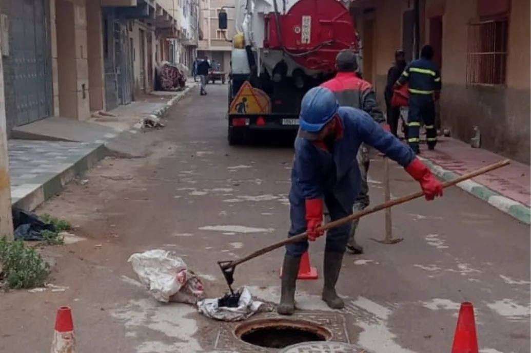 الشركة الجهوية متعددة الخدمات – الشرق تطلق حملة واسعة لتنقية وصيانة شبكات الصرف الصحي بجماعات إقليم الناظور استعدادًا لموسم الأمطار