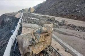 الحسيمة :    الطريق الساحلي رقم 16 تنهار من جديد … والبرلماني أمغار يطالب بفتح تحقيق ومحاسبة المسؤولين !!