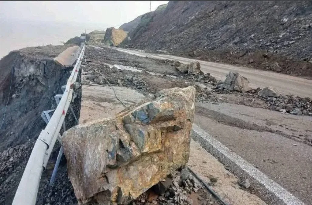 الحسيمة :    الطريق الساحلي رقم 16 تنهار من جديد … والبرلماني أمغار يطالب بفتح تحقيق ومحاسبة المسؤولين !!