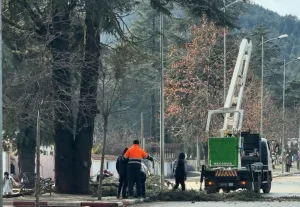 فضيحة :    جماعة إساكن بالحسيمة تتزين بالمصابيح والنظافة منذ أيام لإستقبال حضرة العامل !!